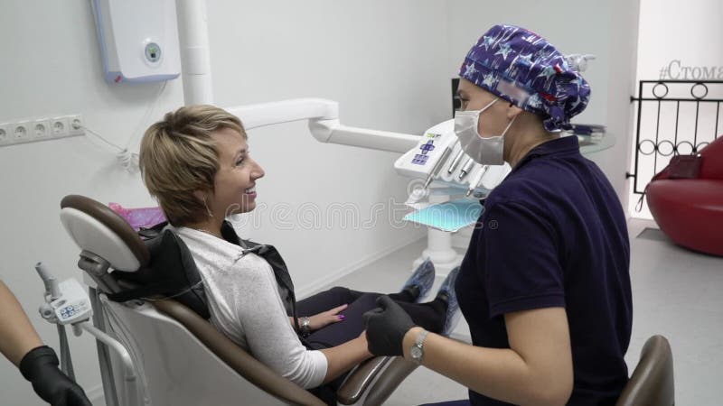 Dentista e trattamento di scelta paziente in una consultazione con attrezzatura medica nei precedenti