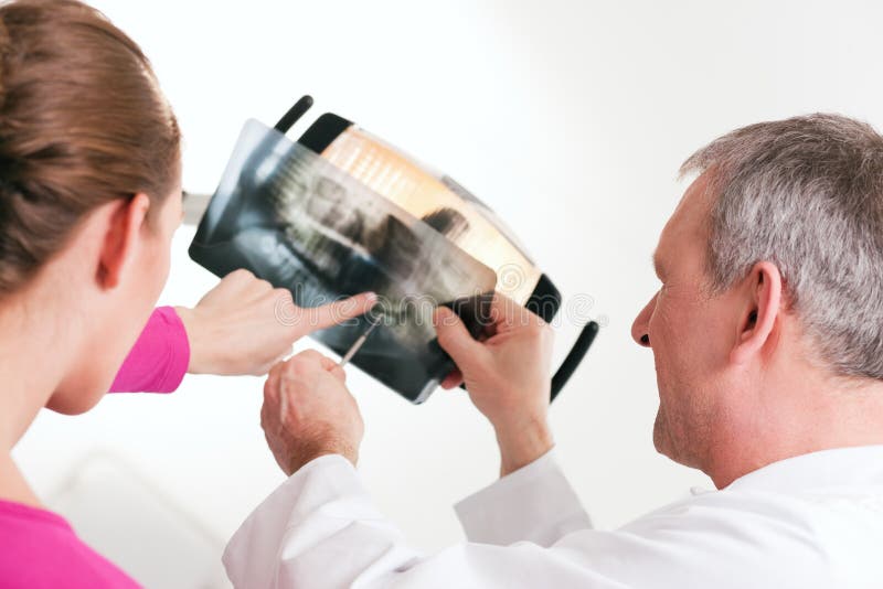 Dentista que explica o raio X ao paciente foto de stock royalty free