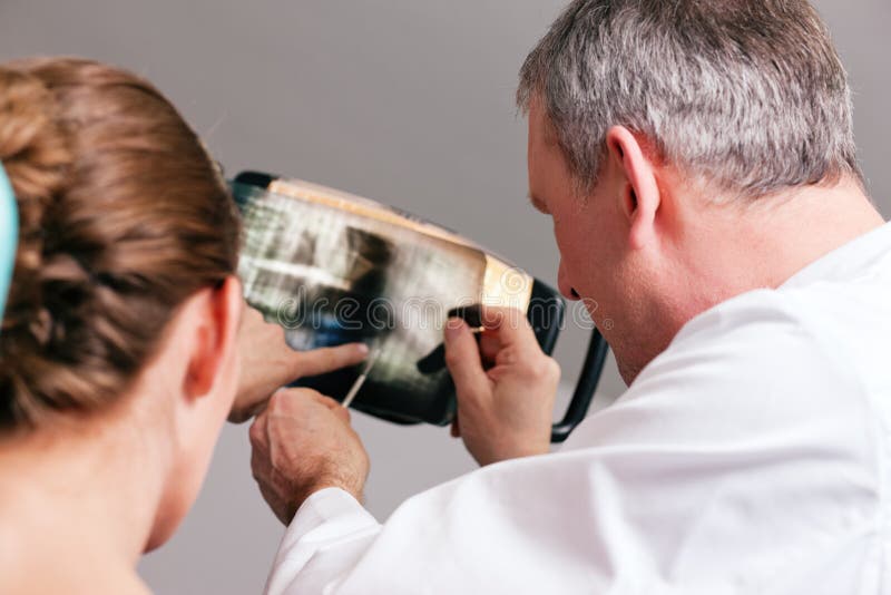 Dentista que explica o raio X ao paciente foto de stock royalty free