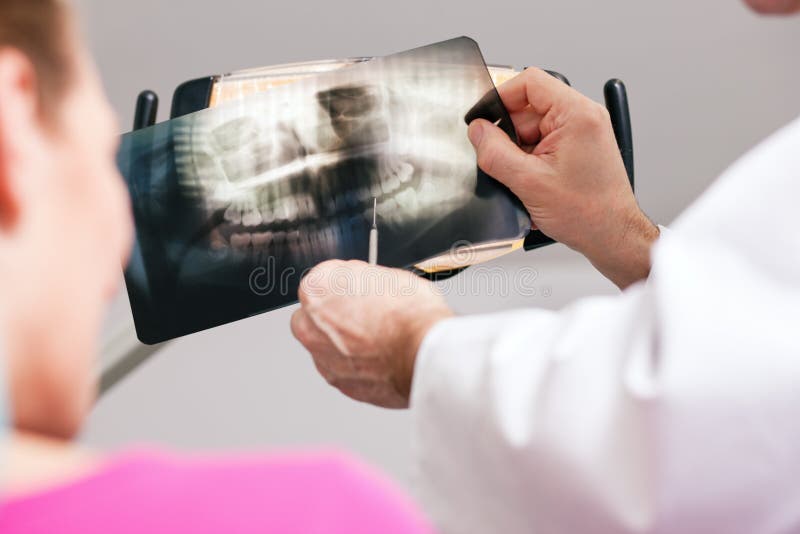 Dentista que explica o raio X ao paciente imagem de stock royalty free