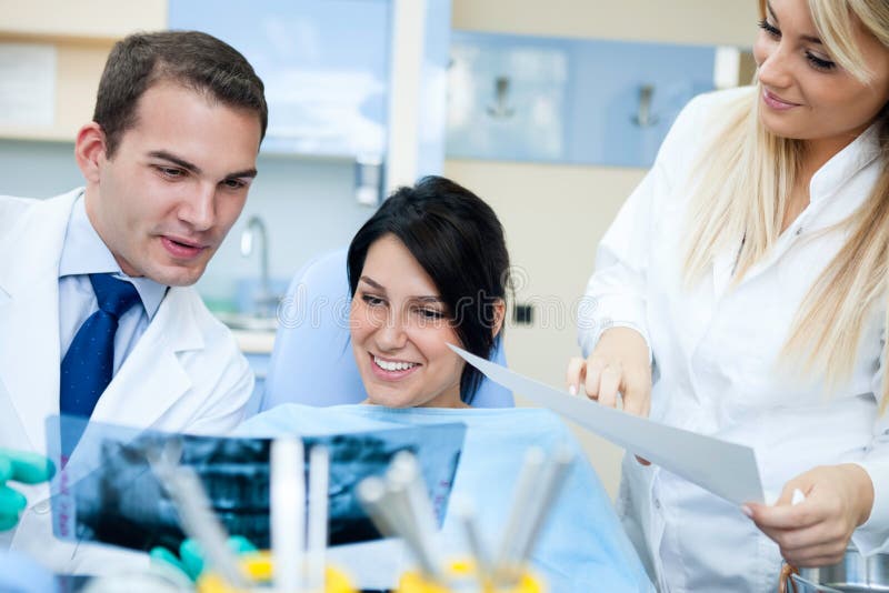 Dentista que explica o raio X imagem de stock royalty free