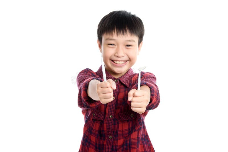 Dentista que verifica os dentes asiáticos novos do menino imagem de stock Dentista que verifica os dentes asiáticos novos do menino imagem de stock