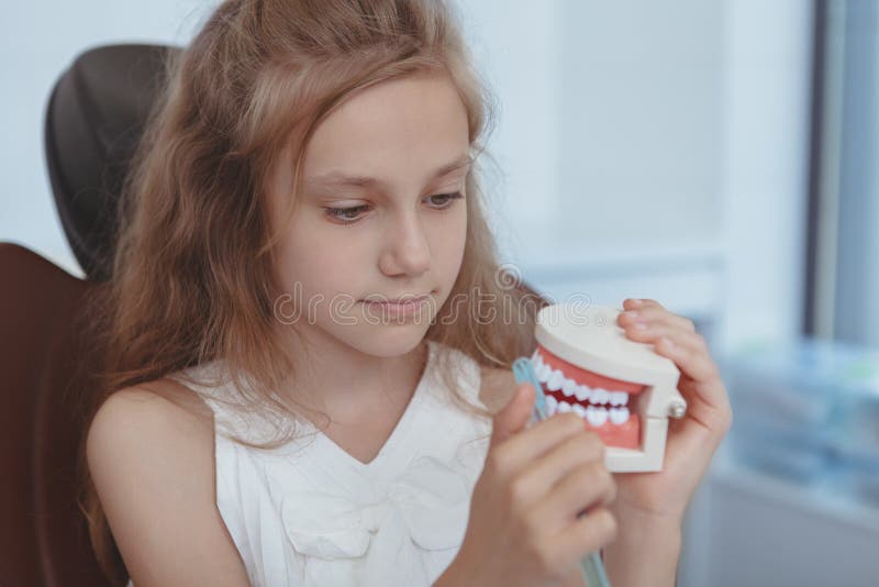 Dentista que visita de la chica joven hermosa imagenes de archivo Dentista que visita de la chica joven hermosa imagenes de archivo