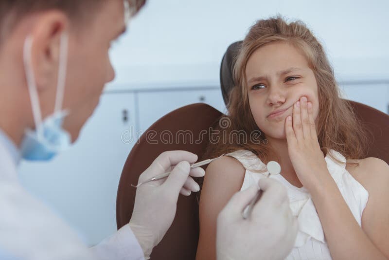 Dentista que visita de la chica joven hermosa imágenes de archivo libres de regalías Dentista que visita de la chica joven hermosa imágenes de archivo libres de regalías