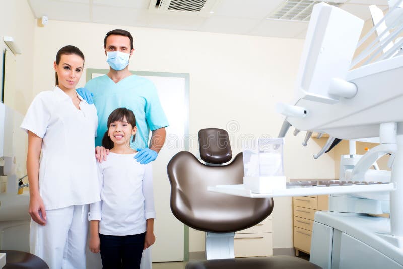 Dentista Team con una niña fotografía de archivo Dentista Team con una niña fotografía de archivo