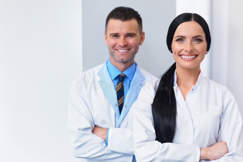 Dentista Team na clínica dental Dois doutores de sorriso em seu trabalho imagem de stock royalty free Dentista Team na clínica dental Dois doutores de sorriso em seu trabalho imagem de stock royalty free