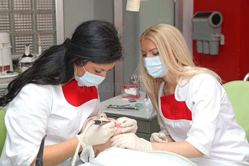 Dentistes au travail image stock. Image du femelle, outil 152928247