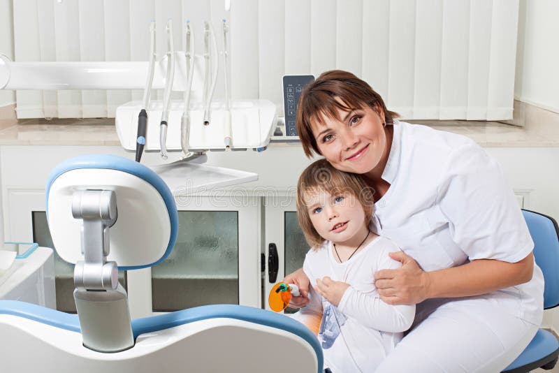 Dentiste et sourire patient image stock Dentiste et sourire patient image stock