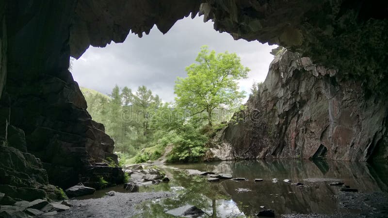 Dentro de la cueva de Rydal foto de archivo Dentro de la cueva de Rydal foto de archivo