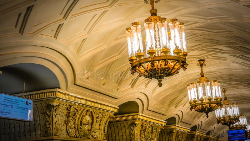 Dentro de la estación de metro histórica Moscú céntrica, Rusia cerca de la Plaza Roja imagen de archivo libre de regalías Dentro de la estación de metro histórica Moscú céntrica, Rusia cerca de la Plaza Roja imagen de archivo libre de regalías
