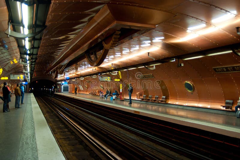 Dentro de los artes y de los Metiers de la estación de metro 29 de marzo de 2011 en Pari foto de archivo libre de regalías Dentro de los artes y de los Metiers de la estación de metro 29 de marzo de 2011 en Pari foto de archivo libre de regalías