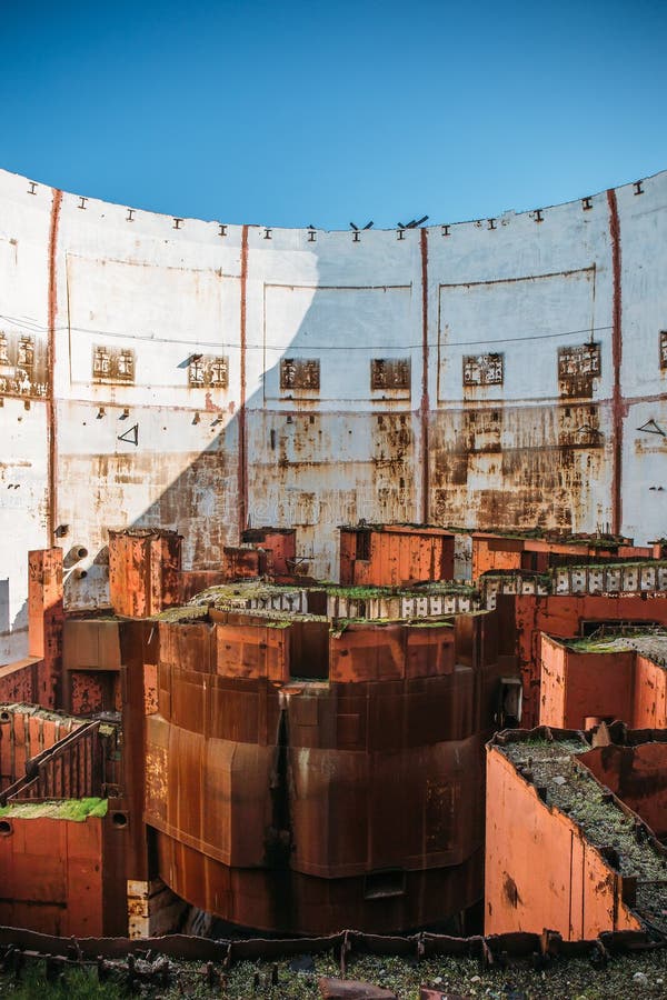 Dentro de sitio nuclear arruinado y abandonado redondo del rector en el NPP destruido crimeo, equipo de acero oxidado del generad fotografía de archivo libre de regalías Dentro de sitio nuclear arruinado y abandonado redondo del rector en el NPP destruido crimeo, equipo de acero oxidado del generad fotografía de archivo libre de regalías