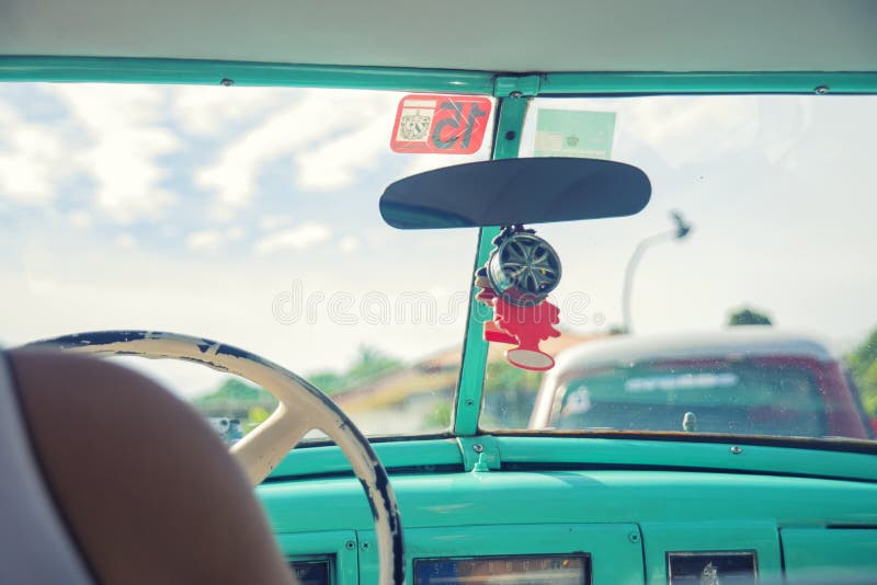 Dentro de un coche americano clásico del vintage en La Habana vieja fotografía de archivo libre de regalías Dentro de un coche americano clásico del vintage en La Habana vieja fotografía de archivo libre de regalías