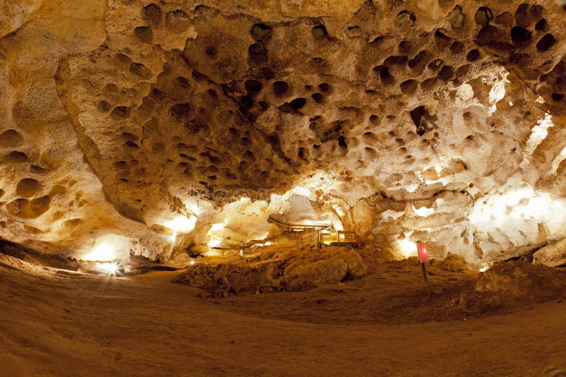 Dentro de una cueva de la piedra caliza imagenes de archivo Dentro de una cueva de la piedra caliza imagenes de archivo