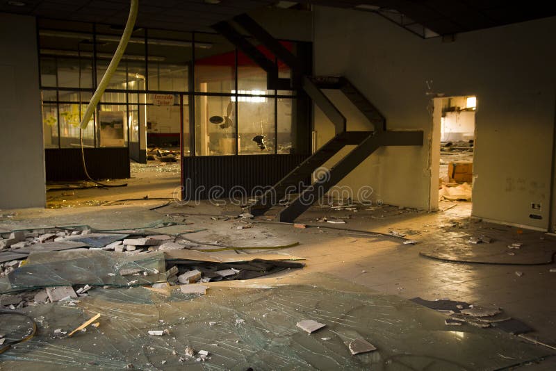Dentro de una fábrica abandonada imágenes de archivo libres de regalías Dentro de una fábrica abandonada imágenes de archivo libres de regalías
