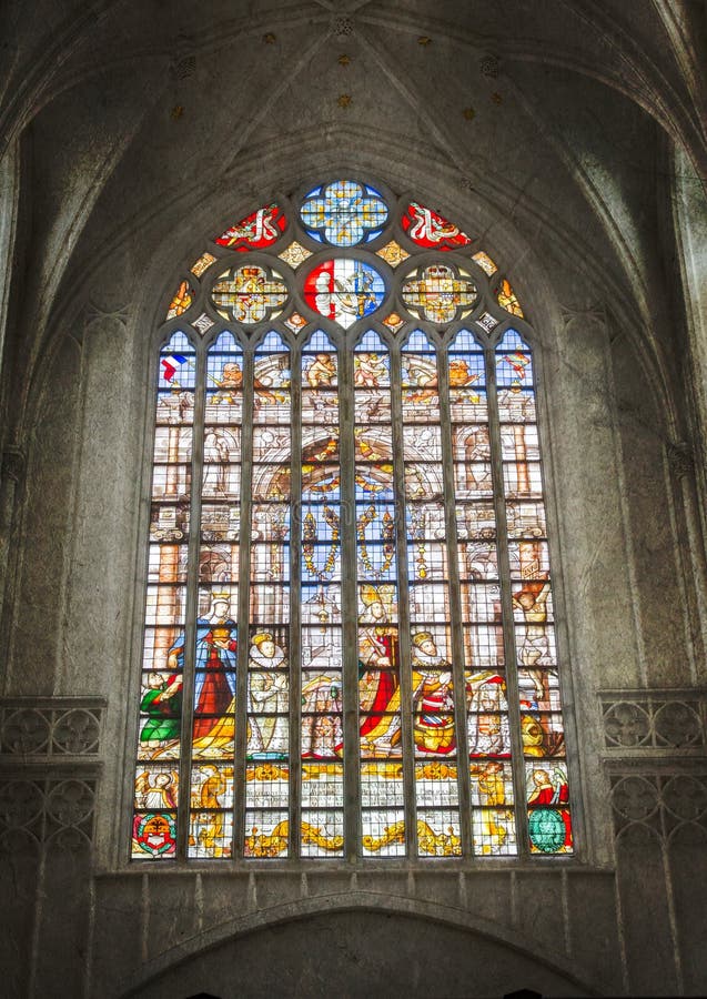 Dentro de una iglesia vieja espeluznante fotografía de archivo Dentro de una iglesia vieja espeluznante fotografía de archivo