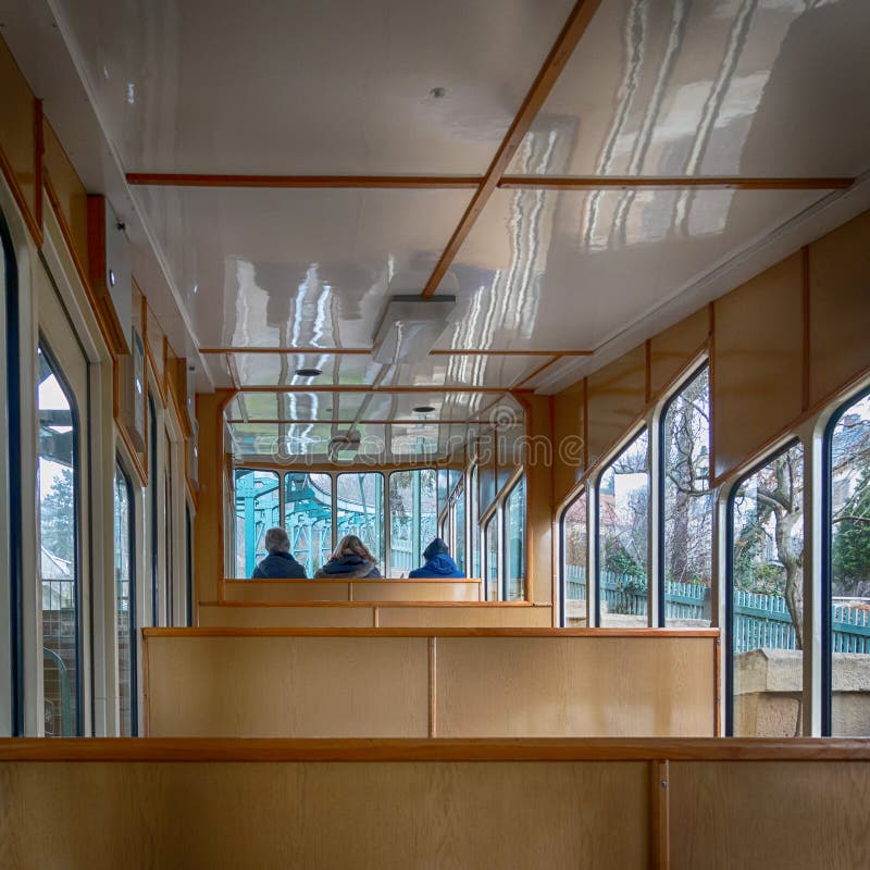Dentro del carro del ferrocarril más viejo de la suspensión del mundo con los pasajeros en el área delantera del carro fotografía de archivo libre de regalías Dentro del carro del ferrocarril más viejo de la suspensión del mundo con los pasajeros en el área delantera del carro fotografía de archivo libre de regalías