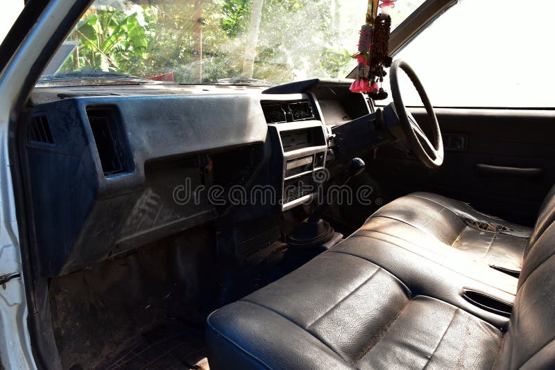 Dentro del coche viejo y sucio