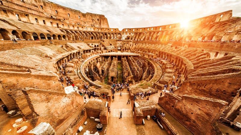 Dentro del Colosseum o del coliseo en verano, Roma, Italia