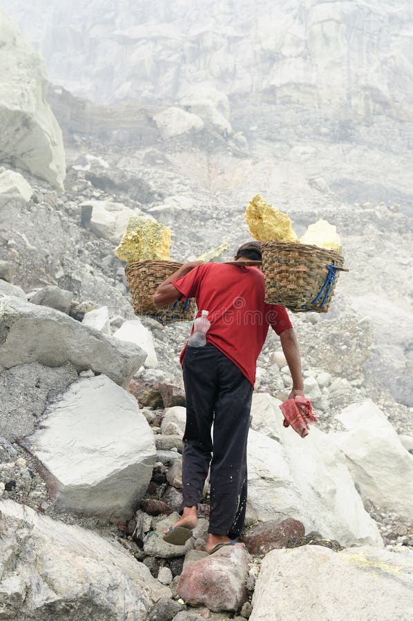 Dentro del cratere del vulcano in Indonesia fotografia stock Dentro del cratere del vulcano in Indonesia fotografia stock