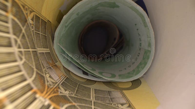 Dentro del t?nel del dinero Carro tirado de la opinión de perspectiva abstracta de los billetes de banco euro rodados en tubo Car
