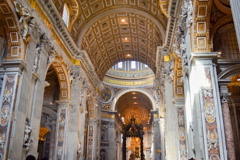 Dentro della basilica del ` s di St Peter a Città del Vaticano, l'Italia, con la st immagine stock libera da diritti Dentro della basilica del ` s di St Peter a Città del Vaticano, l'Italia, con la st immagine stock libera da diritti