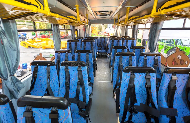 Dentro dello scuolabus pubblico della pianta MAZ dell'automobile di Minsk fotografie stock libere da diritti Dentro dello scuolabus pubblico della pianta MAZ dell'automobile di Minsk fotografie stock libere da diritti