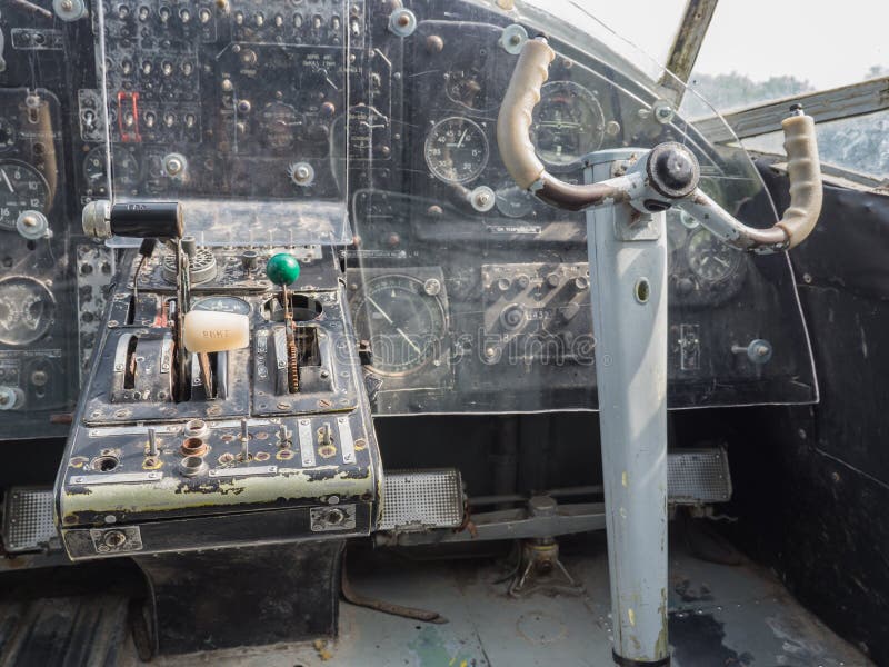 Dentro la cabina di pilotaggio di piccolo æreo a reazione d'annata immagine stock libera da diritti Dentro la cabina di pilotaggio di piccolo æreo a reazione d'annata immagine stock libera da diritti