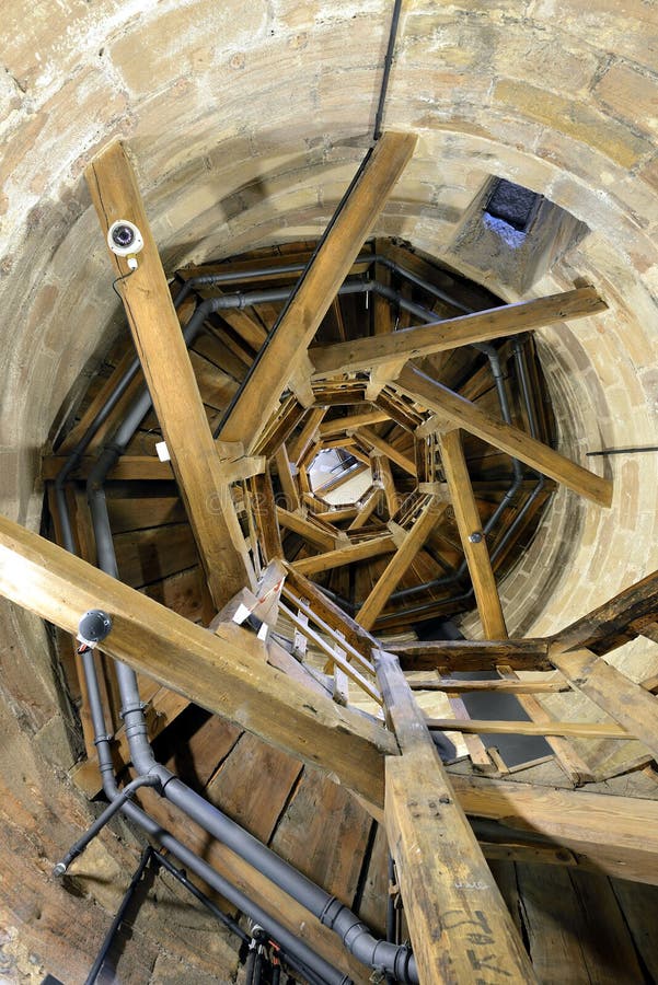 Dentro la torre medievale del castello di Norimberga immagine stock libera da diritti Dentro la torre medievale del castello di Norimberga immagine stock libera da diritti