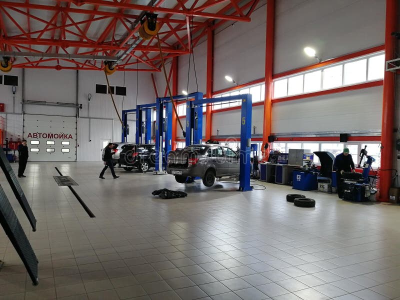 Dentro servizio automatico, ascensori, le automobili, la riparazione tecnica ed il montaggio della gomma fotografia stock libera da diritti Dentro servizio automatico, ascensori, le automobili, la riparazione tecnica ed il montaggio della gomma fotografia stock libera da diritti