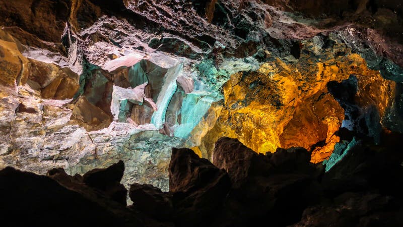 Dentro una bella caverna del tunnel di lava Cueva de los Verdes Lanzar fotografia stock libera da diritti Dentro una bella caverna del tunnel di lava Cueva de los Verdes Lanzar fotografia stock libera da diritti