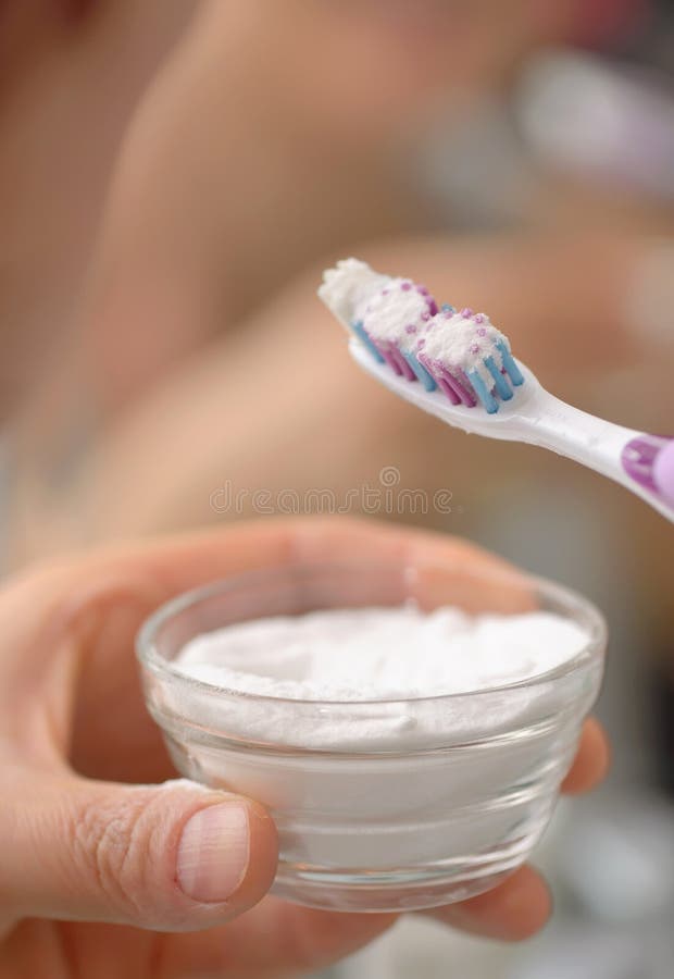 Dents Blanches Avec Le Citron Et Le Bicarbonate De Soude Photo stock -  Image du toothbrush, nettoyage: 106545904