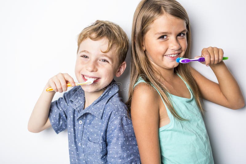 Dents de brossage mignonnes de petit enfant, d'isolement sur le blanc image libre de droits Dents de brossage mignonnes de petit enfant, d'isolement sur le blanc image libre de droits
