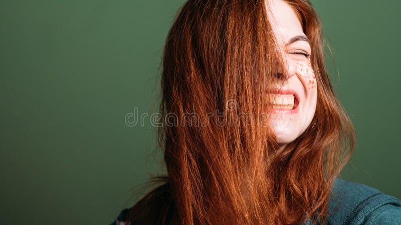 Dents dénudées femelles de grimace d'émotion de femme jeunes photos stock Dents dénudées femelles de grimace d'émotion de femme jeunes photos stock