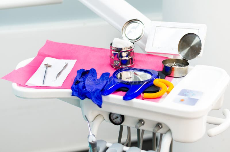 Dentyst?w narz?dzia lustro, cottons i chirurgicznie forceps, zdjęcia royalty free Dentyst?w narz?dzia lustro, cottons i chirurgicznie forceps, zdjęcia royalty free