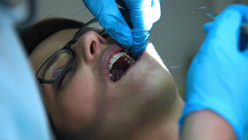 Dentysta egzamininuje zęby