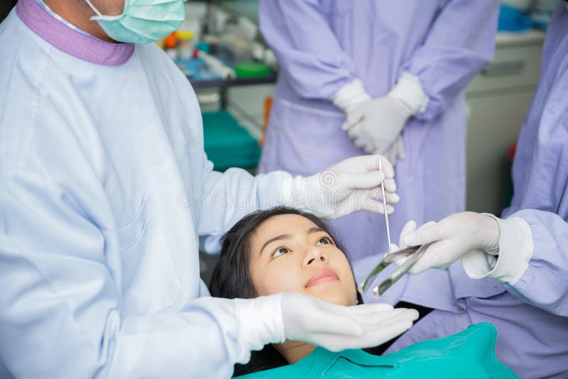 Dentysta leczy azjatykciej kobiety zdjęcia royalty free