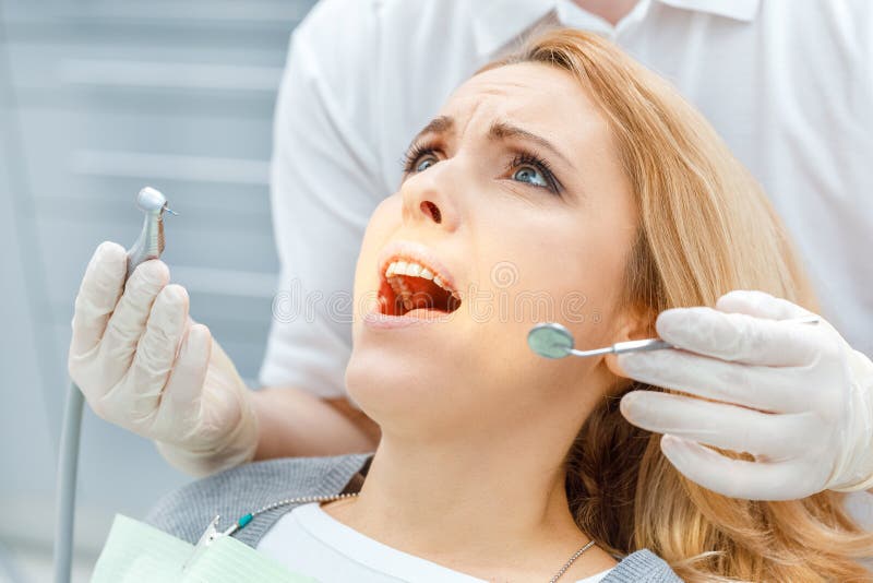 Dentysta leczy okaleczam cierpliwy przyglądający up zdjęcie royalty free