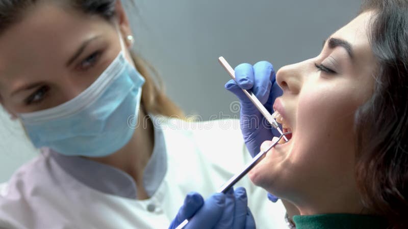 Dentysta, pacjent z otwartym usta