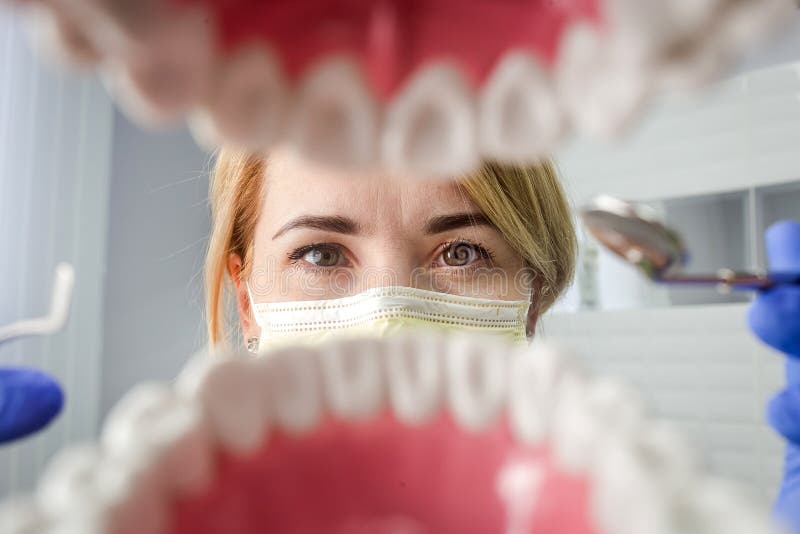 Dentysta patrzeje w zębach nad otwartym cierpliwym ` s usta Oralna opieka Ja fotografia royalty free Dentysta patrzeje w zębach nad otwartym cierpliwym ` s usta Oralna opieka Ja fotografia royalty free