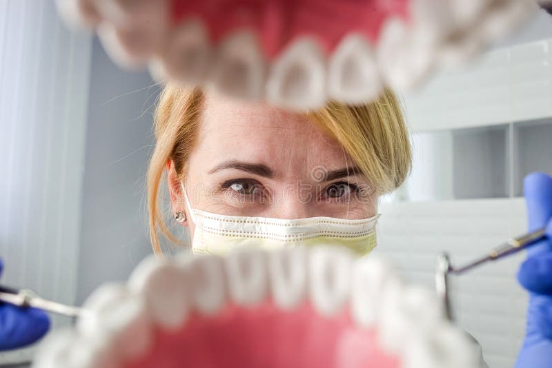 Dentysta patrzeje w zębach nad otwartym cierpliwym ` s usta Oralna opieka Ja obrazy royalty free Dentysta patrzeje w zębach nad otwartym cierpliwym ` s usta Oralna opieka Ja obrazy royalty free