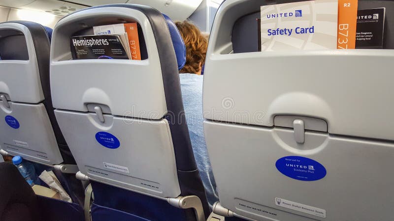 DENVER, Colorado, los E.E.U.U., el 30 de diciembre de 2017 - economía más asientos en un aeroplano de Boeing 737 de United Airlin imagen de archivo DENVER, Colorado, los E.E.U.U., el 30 de diciembre de 2017 - economía más asientos en un aeroplano de Boeing 737 de United Airlin imagen de archivo