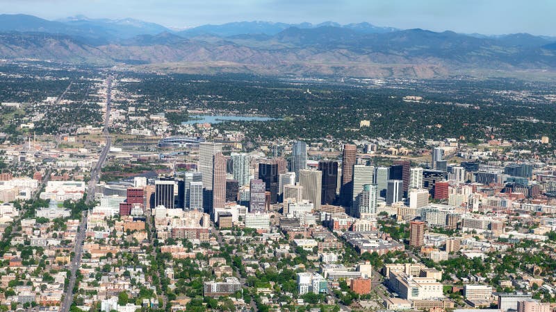 Denver colorado με βραχώδη βουνά και μεγάλο δρόμο. οι δρόμοι περνούν μπροστά από την πόλη του ντένβερ κολοράντο με φόντο το βουνό