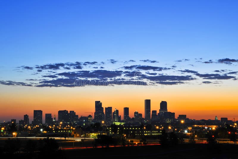 Sonnenaufgang schoss an einem schönen Frühlingsmorgen Blick auf die Innenstadt von Denver, Co.