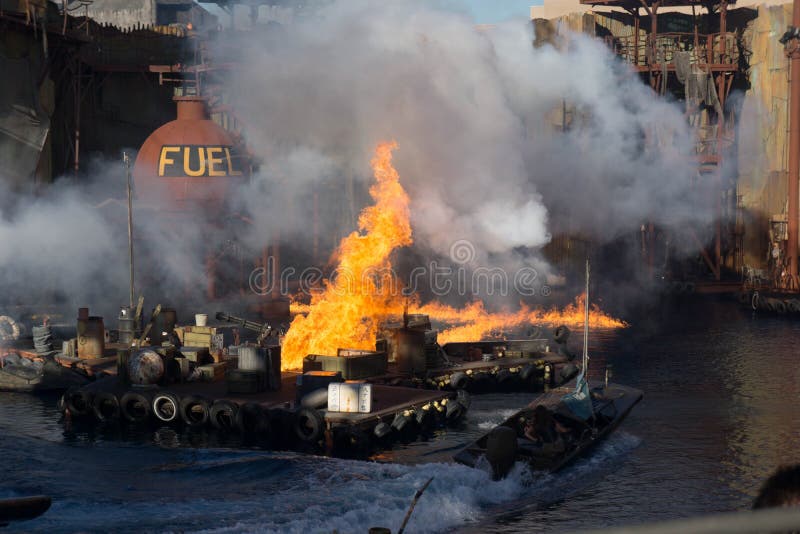 Fumo E Fogos-de-artifício Da Mostra Do Fogo Do Mundo Da água Dos Estúdios  Universais Imagem Editorial - Imagem de paisagem, extremo: 105020345