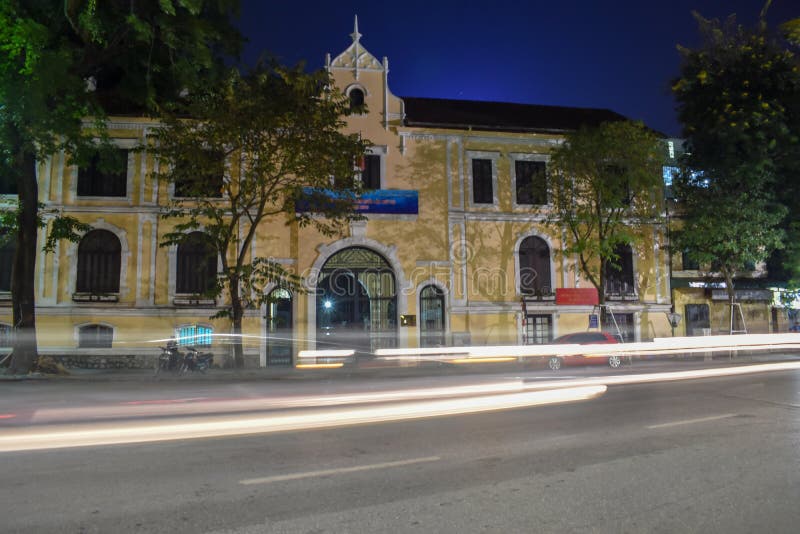 Departamento da cultura e esportes de Hanoi, Vietname ‎ ‎2018 do 3 de dezembro Ele noite do ` s Com luz do veículo e dos povos nas ruas
