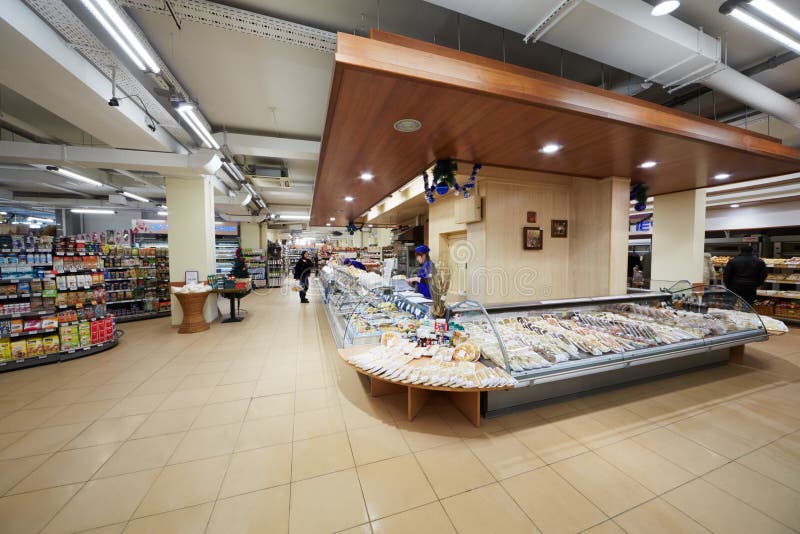 Departamento de alimentos de conveniência no supermercado foto de stock Departamento de alimentos de conveniência no supermercado foto de stock