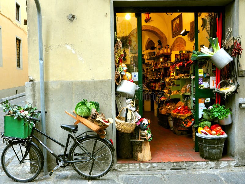 Departamento de tienda de comestibles típico en Italia
