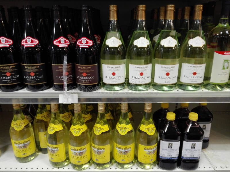 Departamento do licor do supermercado do local fotografia de stock royalty free