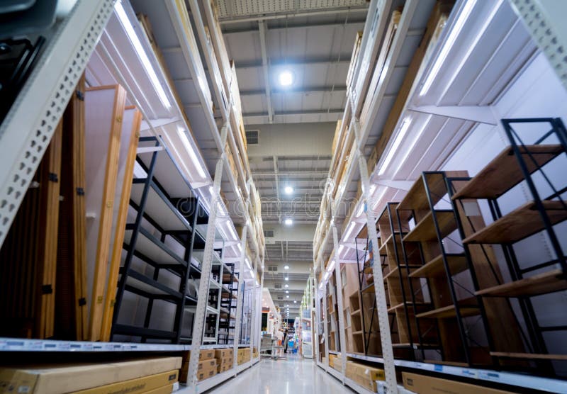Departementet stora hushållsapparater och möbelmagasin. arkivbilder
